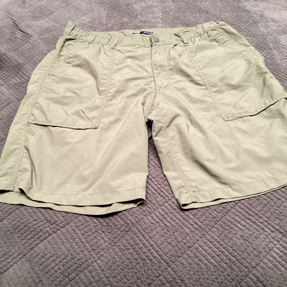 Basic Editions Mens Olive Green Shorts, inseam 10”. 400